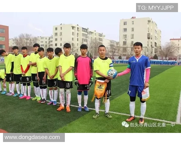 足球明星身着白袍与女孩亲密互动的温馨瞬间展现青春活力与梦想追逐