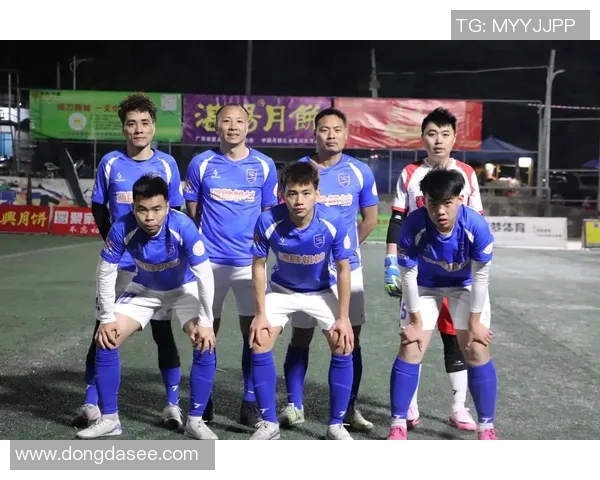 足球明星相逢一笑共话绿茵传奇与梦想的交汇瞬间